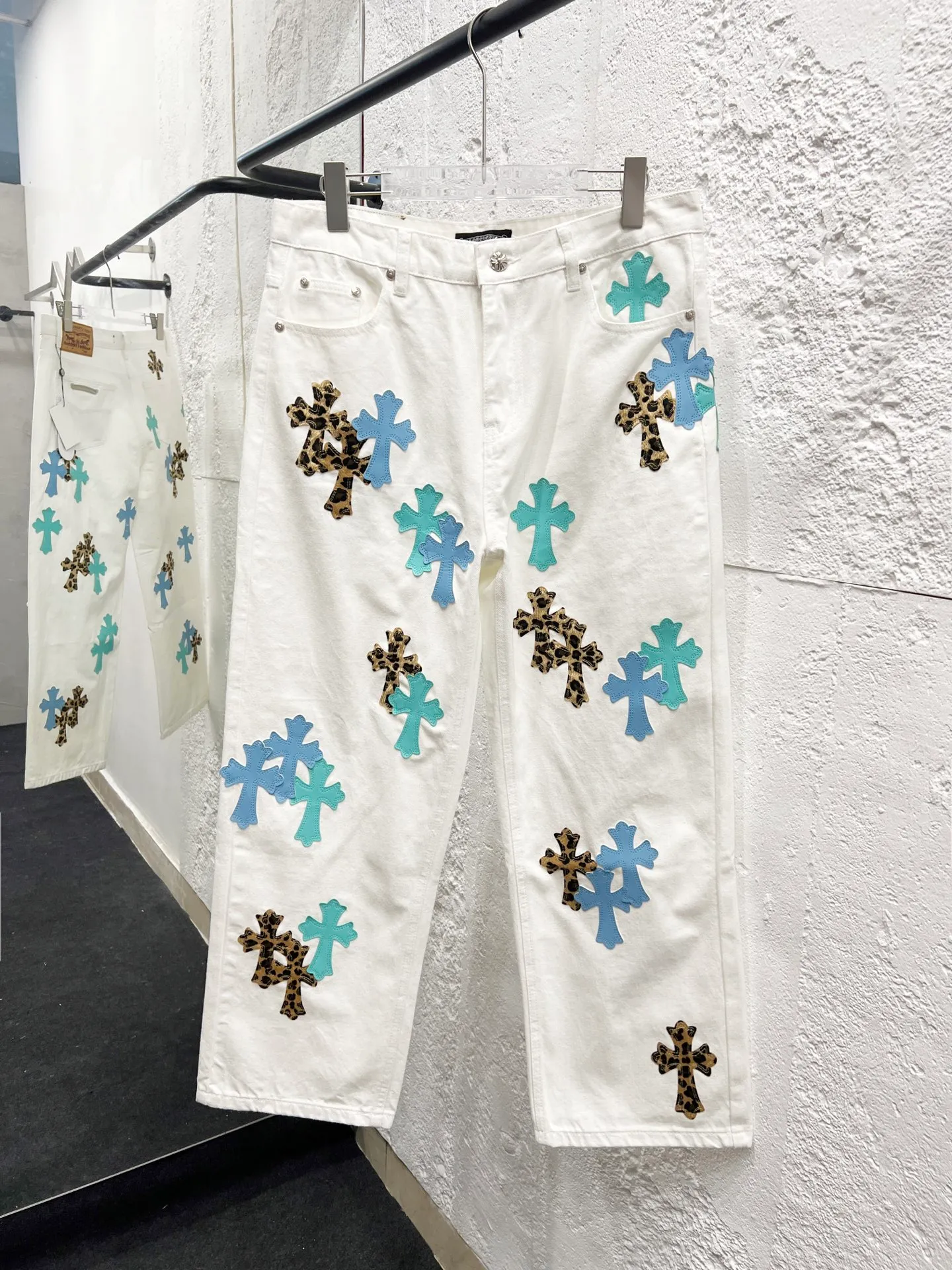P250 Style number: H852 Chrome hearts & Chrome hearts 25ss blue leopard print cross patch leather jeans Chrome hearts’ logging pants are here! ! ! CH Croix Heart Double Knee Cross Patch Leather Bo1 Style Logging Pants Straight-leg Work Pants B136 Croix Heart Cross Sanskrit Overalls Price 24W Level, patchwork cross pattern embellishment, high-waisted washed jeans! ! Absolutely high-end luxury products, 1.9W level god-level single products, super popular products, made by top heavy industry, not to be missed. About Zangyin, this is an extremely luxurious fashion brand, which can also be called the nobles of the high street. It has always been an exclusive brand of some hipsters or rich second generation. Compared with ordinary high streets, it is more luxurious and noble. Compared with luxury brands, it has a more fashionable personality and has always been a brand that I have a special liking for. Imported yarn is custom-woven into high-density twill canvas, which ensures a crisp silhouette while also making the fabric feel very delicate. It follows the B01 classic silhouette, with a crisp and stylish upper body. The ready-made garments are stone-ground and fermented and washed, so they can be matched with any style. Buttons and zinc-brushed washable genuine YKK retro metal products. Double-layered canvas on the front. Perfect details. All hardware is perfect. Size: 30-32-34-36 Color: white pants, blue leather, leopard print